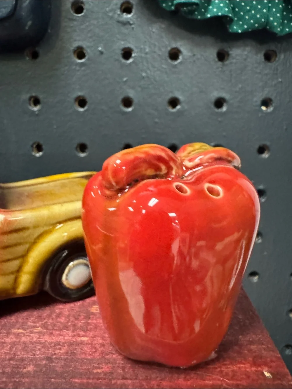 Apple Farm Truck Salt & Pepper Shaker Retro Ceramic Novelty Set Farmhouse Fall